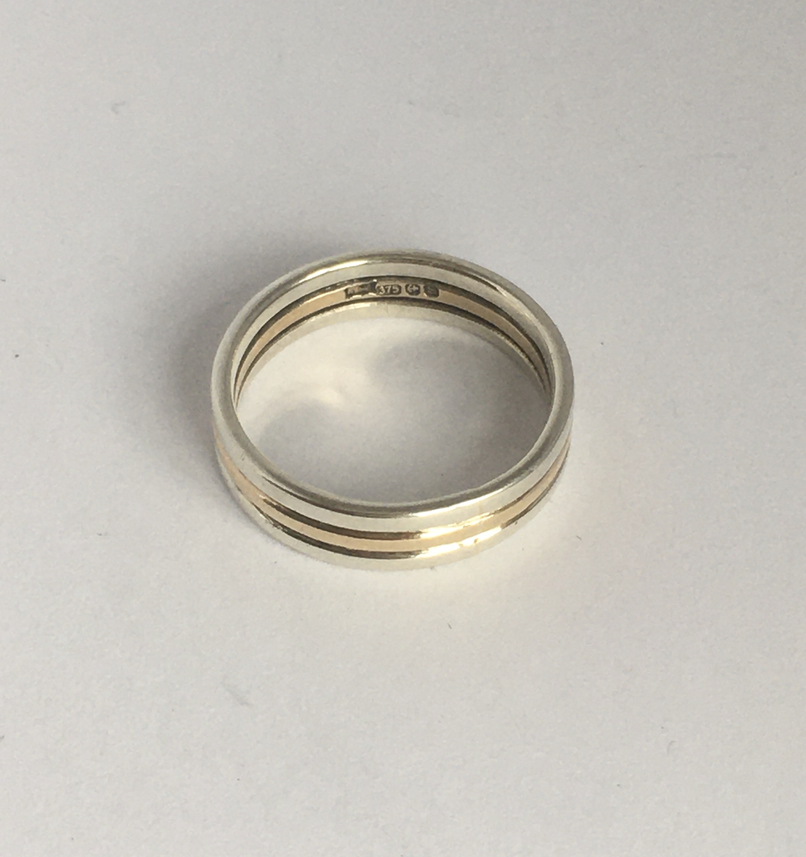 Banded gold ring